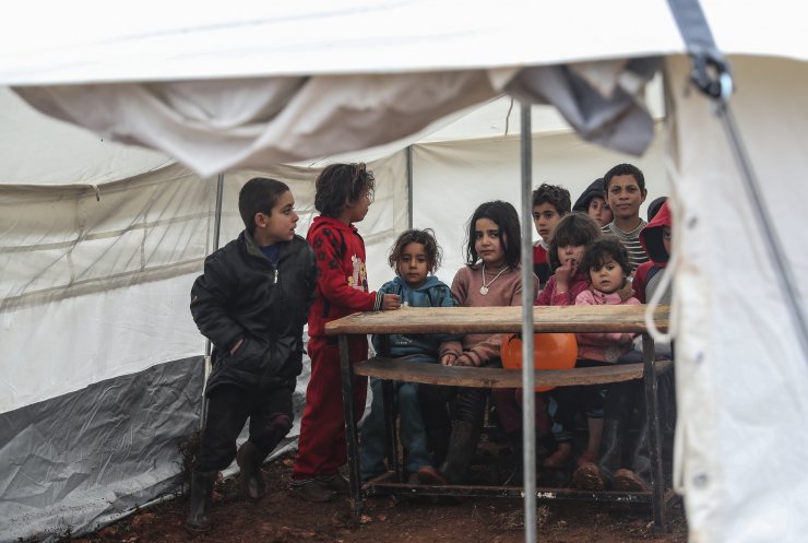 İdlibli çocukların tahtasız ve kitapsız "çadır okulu"