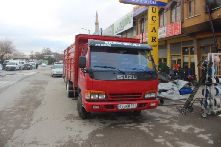 Takip ettikleri kamyonetten 50 bin lira çaldılar