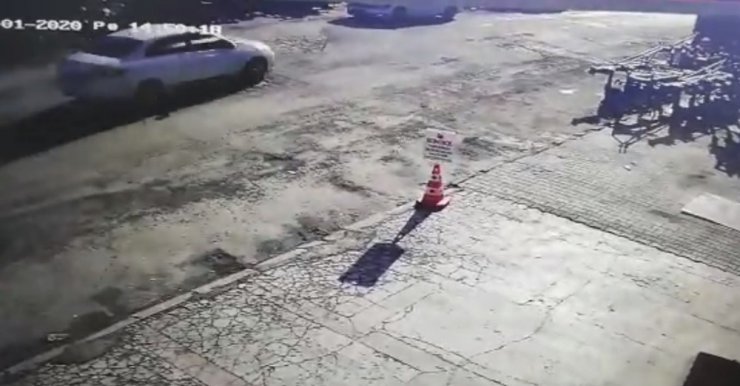 Takip ettikleri kamyonetten 50 bin lira çaldılar