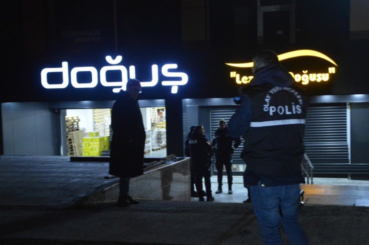 Kuruyemiş dükkanındaki hırsızlık anı kamerada