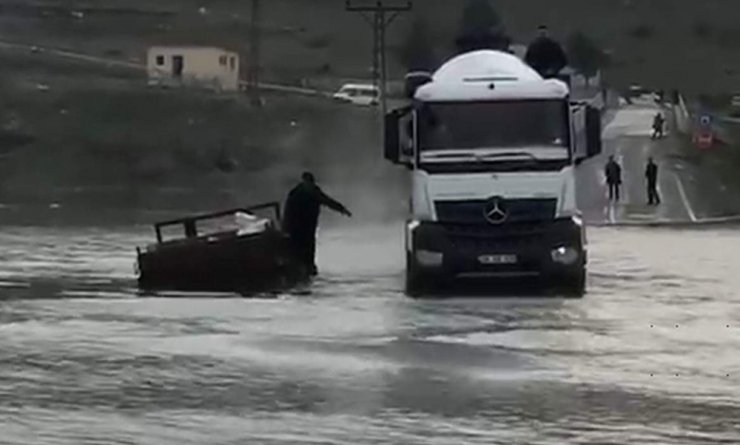 Araçlar Botan Çayı’nda mahsur kaldı
