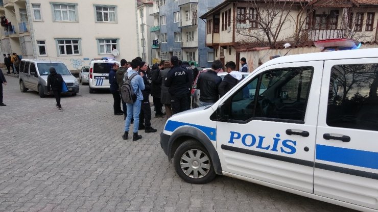 Kavgayı ayırmak isterken bıçaklanan öğrenci hayatını kaybetti