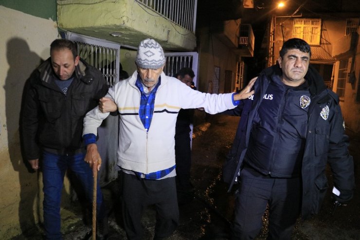 Evde yalnız yaşayan kişi uykusunda yangına yakalandı
