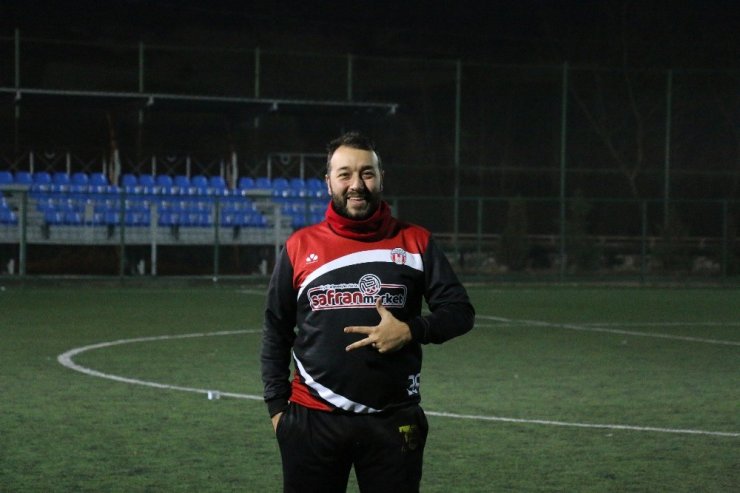 Aynı takımda hem futbolcu hem yönetici hem de fotoğrafçı