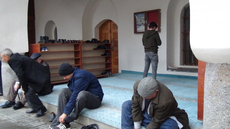 Önce kokladı sonra çaldı