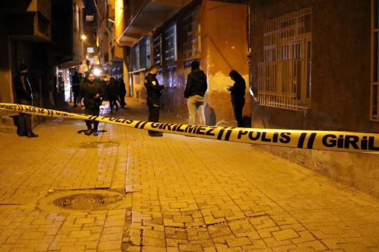 Çatışmanın ortasında kaldı, montu hayatını kurtardı