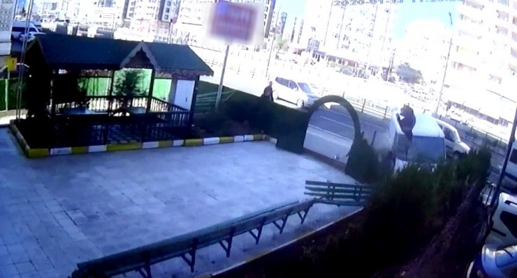 Diyarbakır’da minibüs önce yayaya çarptı, ardından kursun bahçesine girdi