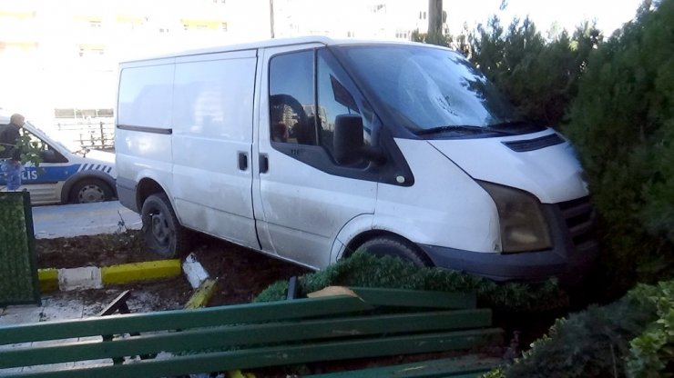 Diyarbakır’da minibüs önce yayaya çarptı, ardından kursun bahçesine girdi