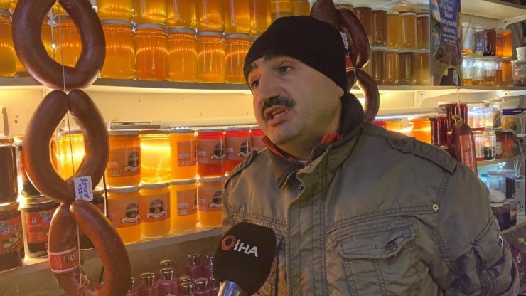 Sucuk çalan kadının rahatlığı güvenlik kamerasında
