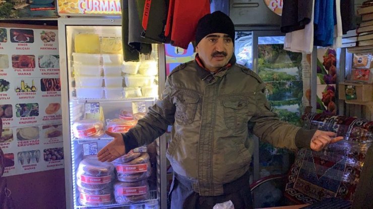 Sucuk çalan kadının rahatlığı güvenlik kamerasında
