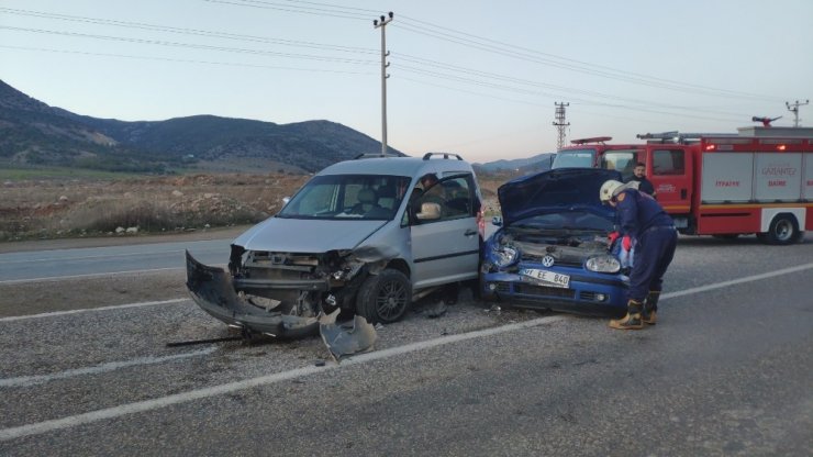 Hafif ticari araç ile otomobil çarpıştı: 1 yaralı