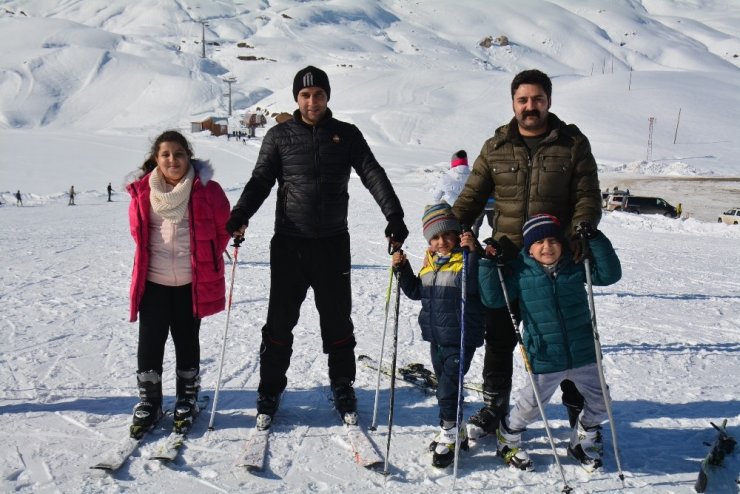 Kayak merkezi, sporseverlerin akınına uğruyor