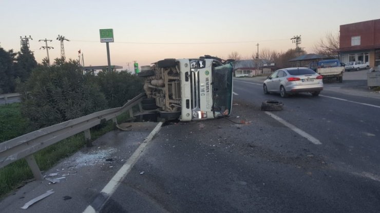 İzmir’de belediyeye ait çöp kamyonu devrildi: 3 yaralı