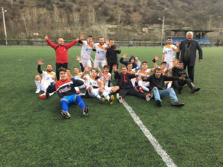 Aynı takımda hem futbolcu hem yönetici hem de fotoğrafçı