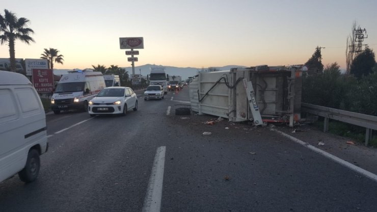 İzmir’de belediyeye ait çöp kamyonu devrildi: 3 yaralı