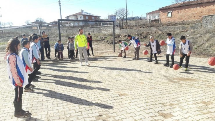 Bu köyde basketbol, kale direğinde oynanıyor