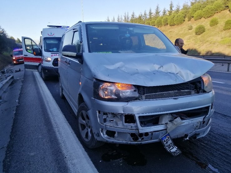 TEM’de minibüs otomobile çarptı: 1’i çocuk 3 yaralı
