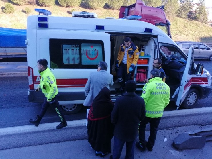 TEM’de minibüs otomobile çarptı: 1’i çocuk 3 yaralı