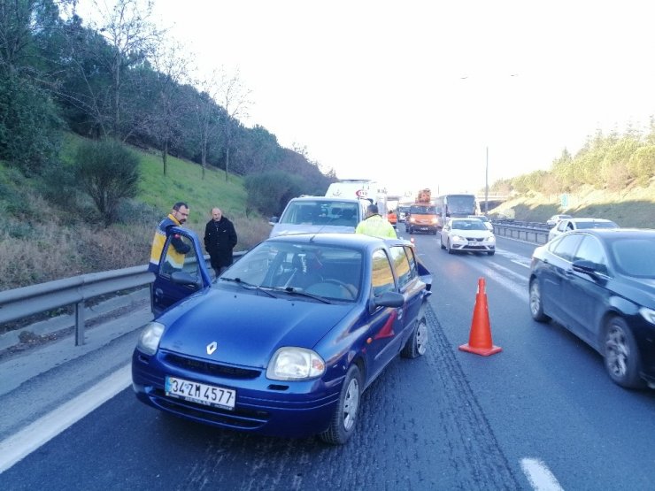 TEM’de minibüs otomobile çarptı: 1’i çocuk 3 yaralı
