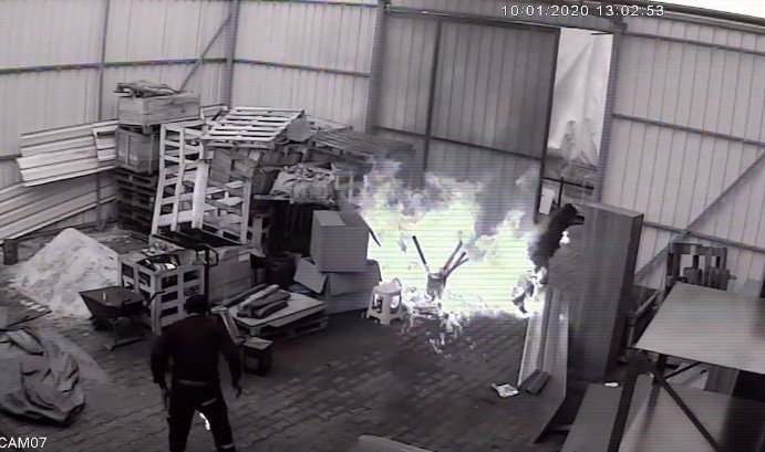 Ateşe döktüğü tiner kendini yaktı