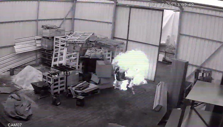 Ateşe döktüğü tiner kendini yaktı