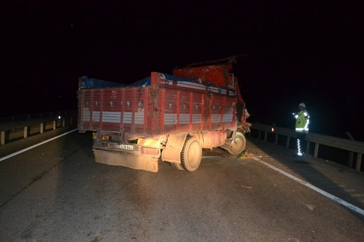 Kamyonet tıra çarptı: 1 ölü, 2 yaralı