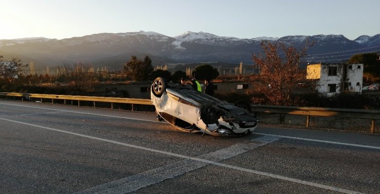 Manisa’da otomobil karşı şeride geçip takla attı: 1 yaralı