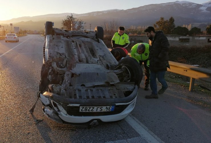 Manisa’da otomobil karşı şeride geçip takla attı: 1 yaralı