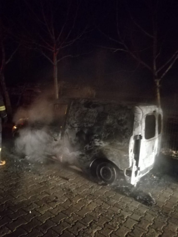 Park halindeki araç alev topuna döndü