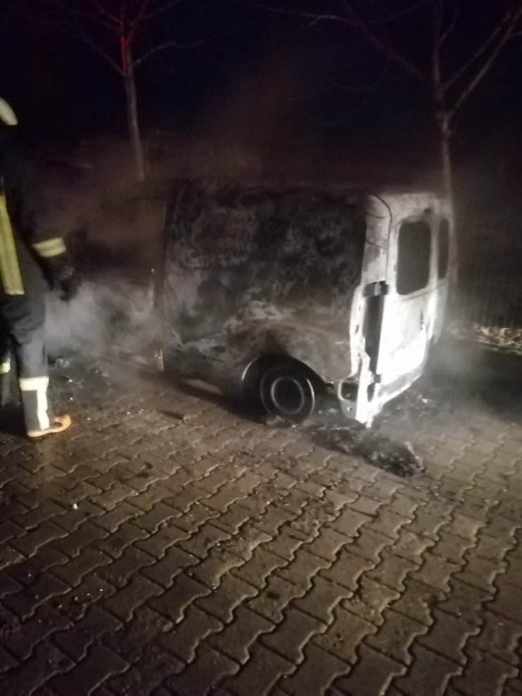 Park halindeki araç alev topuna döndü
