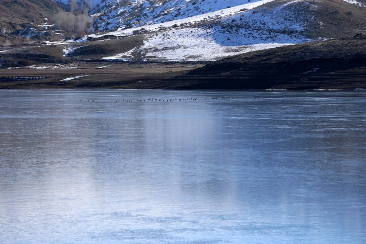 Sivas'ta Yıldız Göleti'nin yüzeyi buzla kaplandı