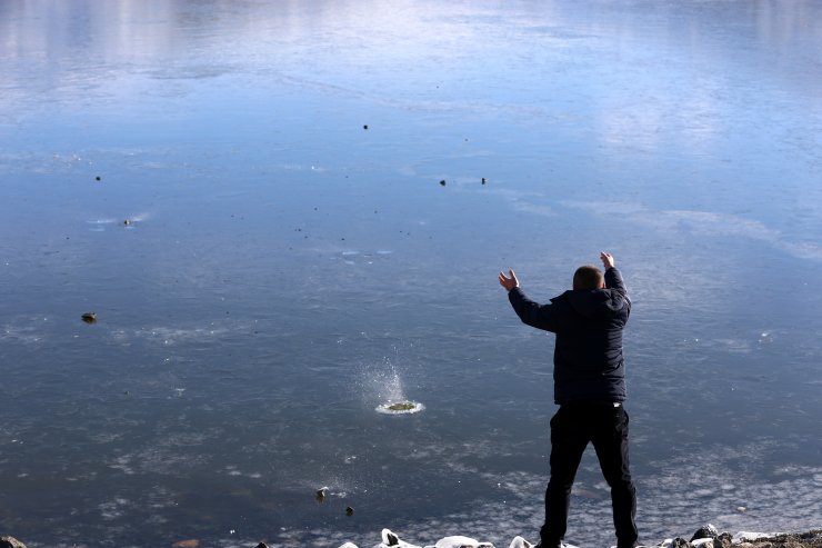 Sivas'ta Yıldız Göleti'nin yüzeyi buzla kaplandı