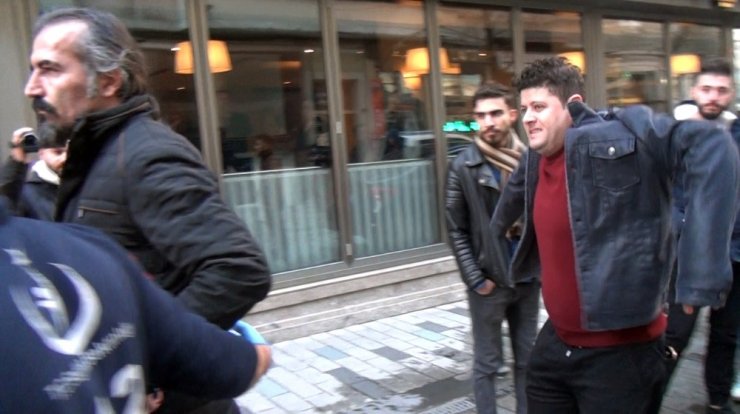 Taksim’de turistler birbirine girdi: 2 kişi bıçaklandı