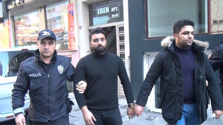 Taksim’de turistler birbirine girdi: 2 kişi bıçaklandı