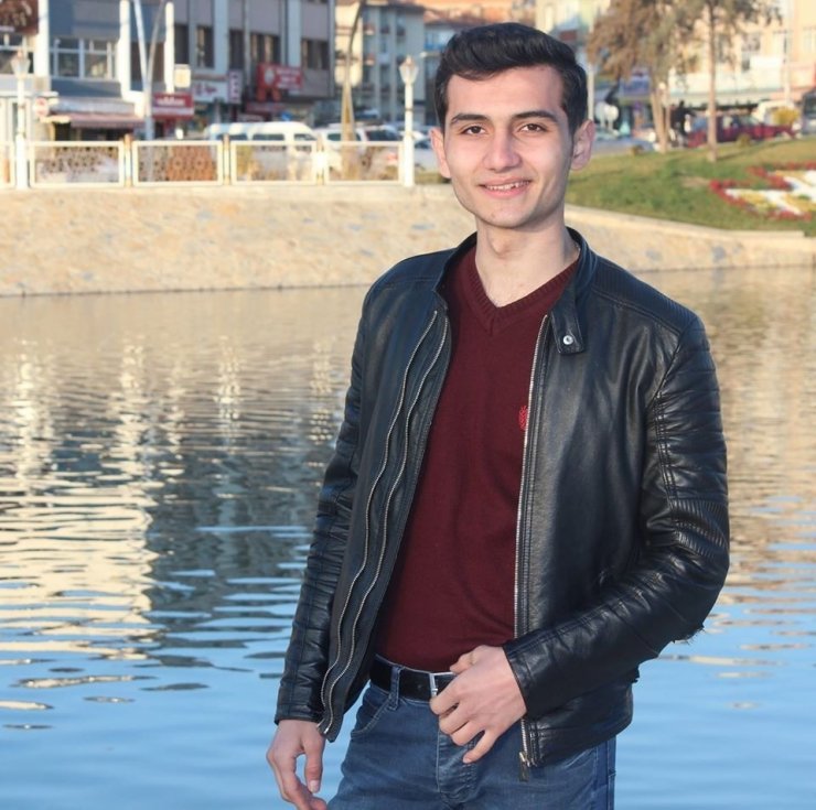 Bıçaklanarak hayatını kaybeden lise öğrencisi toprağa verildi