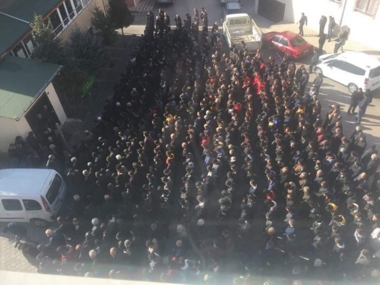 Bıçaklanarak hayatını kaybeden lise öğrencisi toprağa verildi