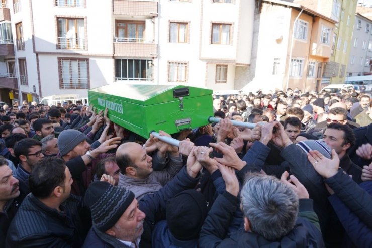 Bıçaklanarak hayatını kaybeden lise öğrencisi toprağa verildi