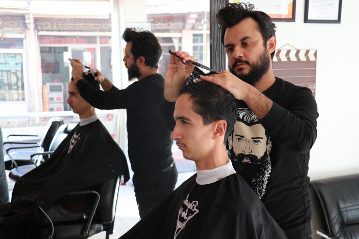 Torosların eteklerinde köy köy gezip öğrencileri "iyilikle" tıraş ediyor