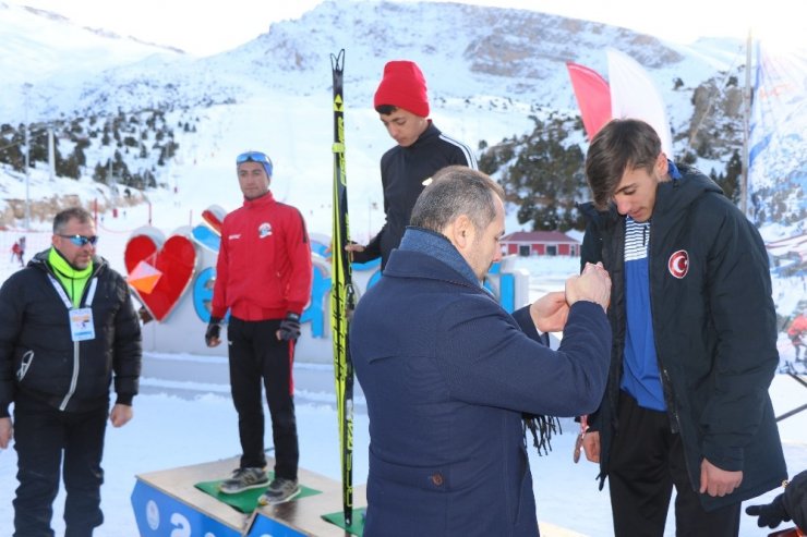 Kayakla Oryantiring Türkiye Şampiyonasında dereceye giren sporculara madalyaları takdim edildi