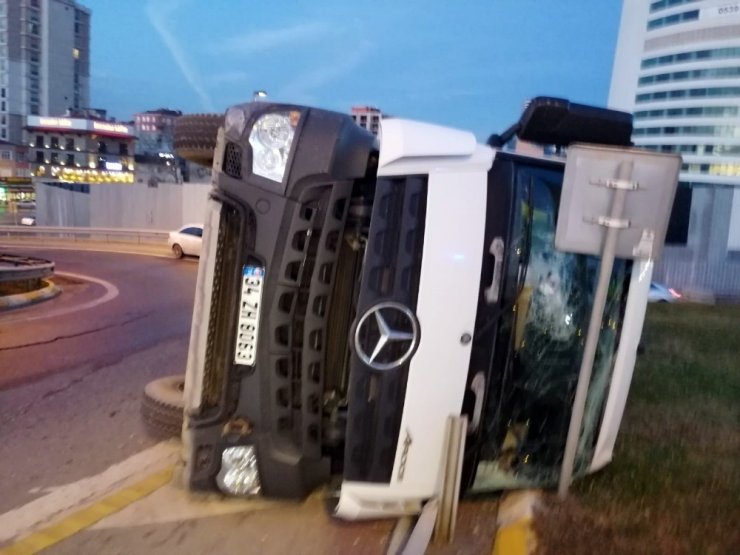 Ümraniye’de beton mikseri yola devrildi