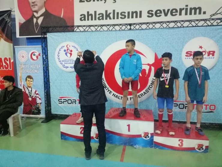 Uşaklı öğrenci ‘Halter Şampiyonası’nda’ Türkiye 2. oldu