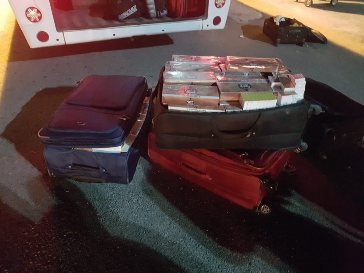 Servis otobüsünden 3 bin paket kaçak elektronik sigara çıktı