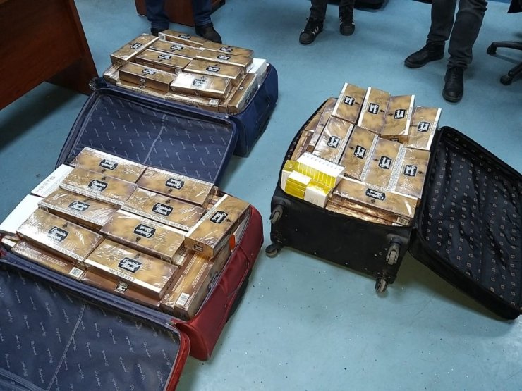 Servis otobüsünden 3 bin paket kaçak elektronik sigara çıktı