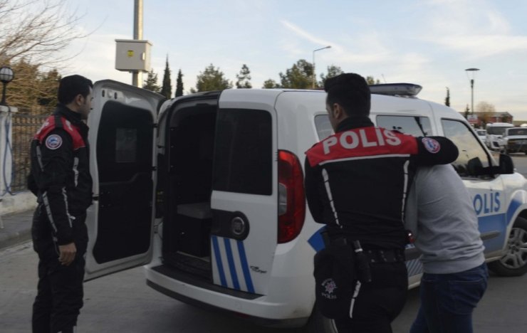 Yakalanacaklarını anlayınca uyuşturucuyu camdan attılar