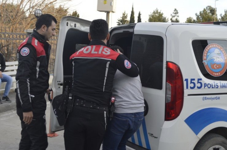 Yakalanacaklarını anlayınca uyuşturucuyu camdan attılar