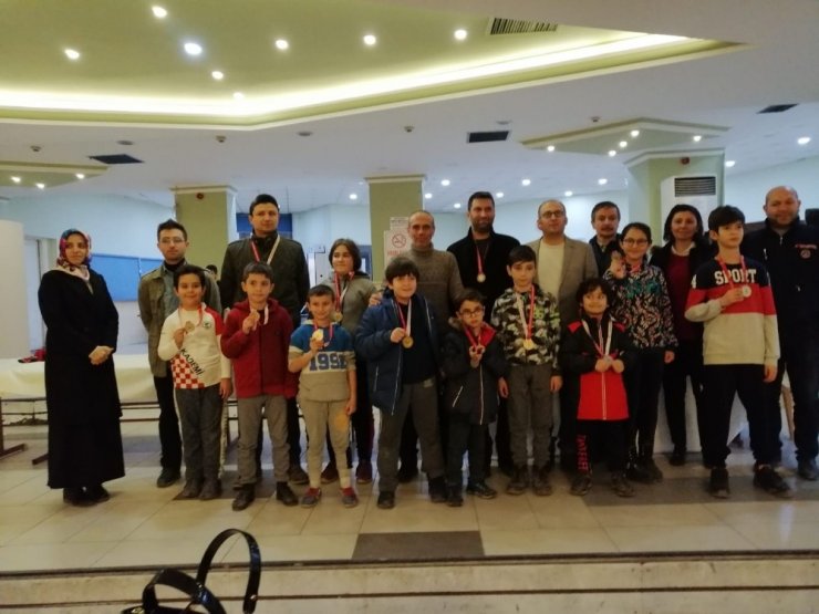 Satranç turnuvasında 185 sporcu kıyasıya mücadele etti