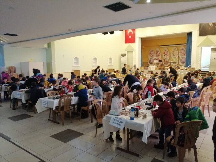 Satranç turnuvasında 185 sporcu kıyasıya mücadele etti