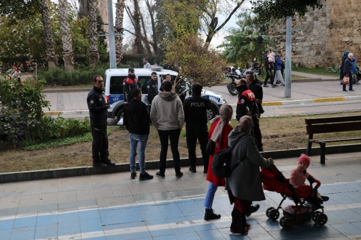 "Beni kandırıyorsunuz" deyip esnafa bıçak çekti, gözaltına alındı