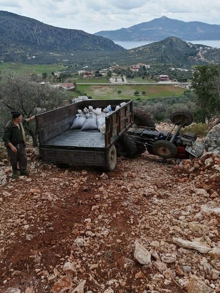 Zeytin yüklü traktör devrildi: 1 yaralı