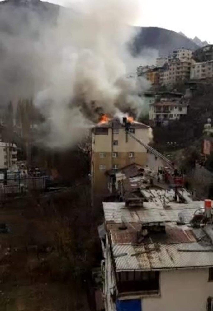 Artvin’de çatı yangını